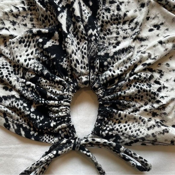 Forever 21 Women's Black and Cream Crop-top size small - Picture 5 of 12